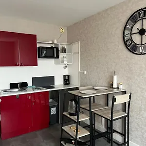 Joli Avec Parking Prive, Bien Situe , Moulins (Allier) France